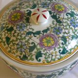 Soup tureen / dish with lid in Chinese porcelain, floral decorations.