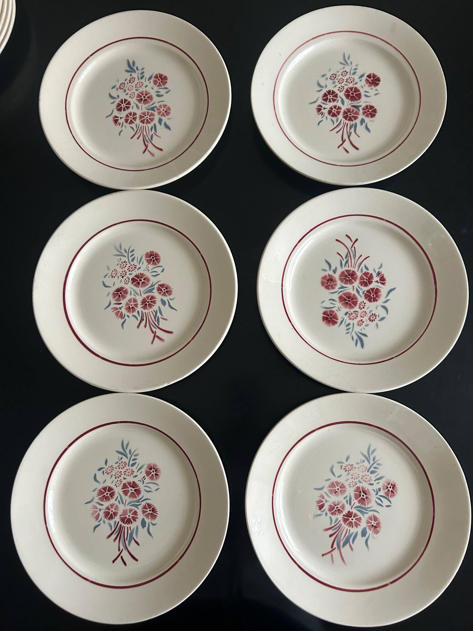 Service of 13 plates and a Badonviller dish