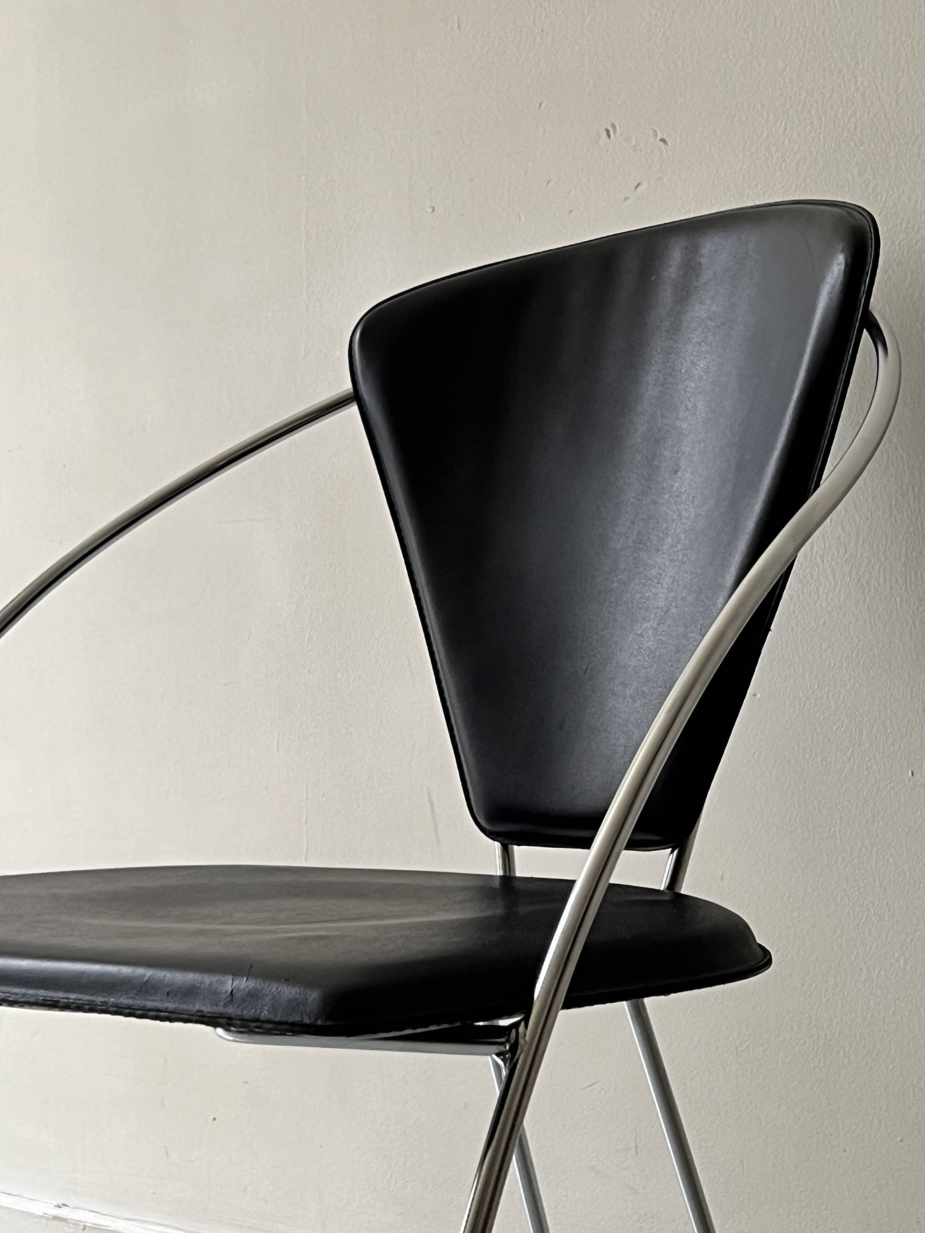 Cantilever wire chair in metal and black leather - Linda de Arrben, Italy 80