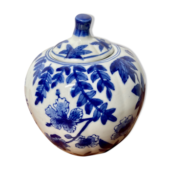 Porcelain pot