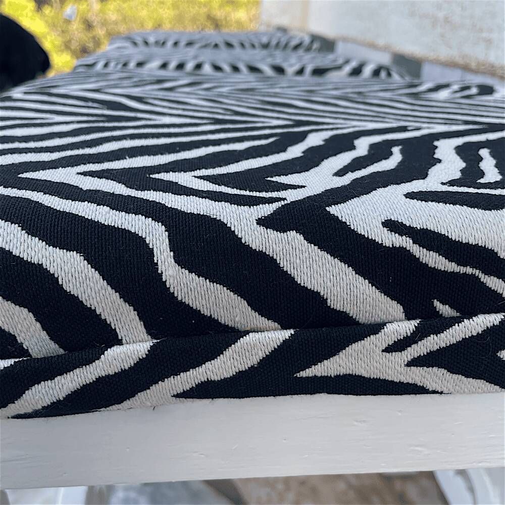 Tabouret en bois massif rustique avec assise en tissu zèbre