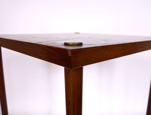 Table d’appoint en bois de teck avec détails en laiton