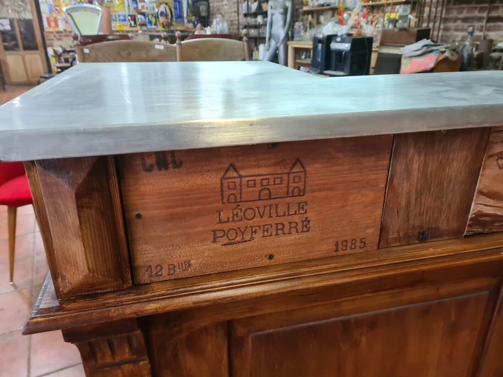 Coffee counter with zinc tray