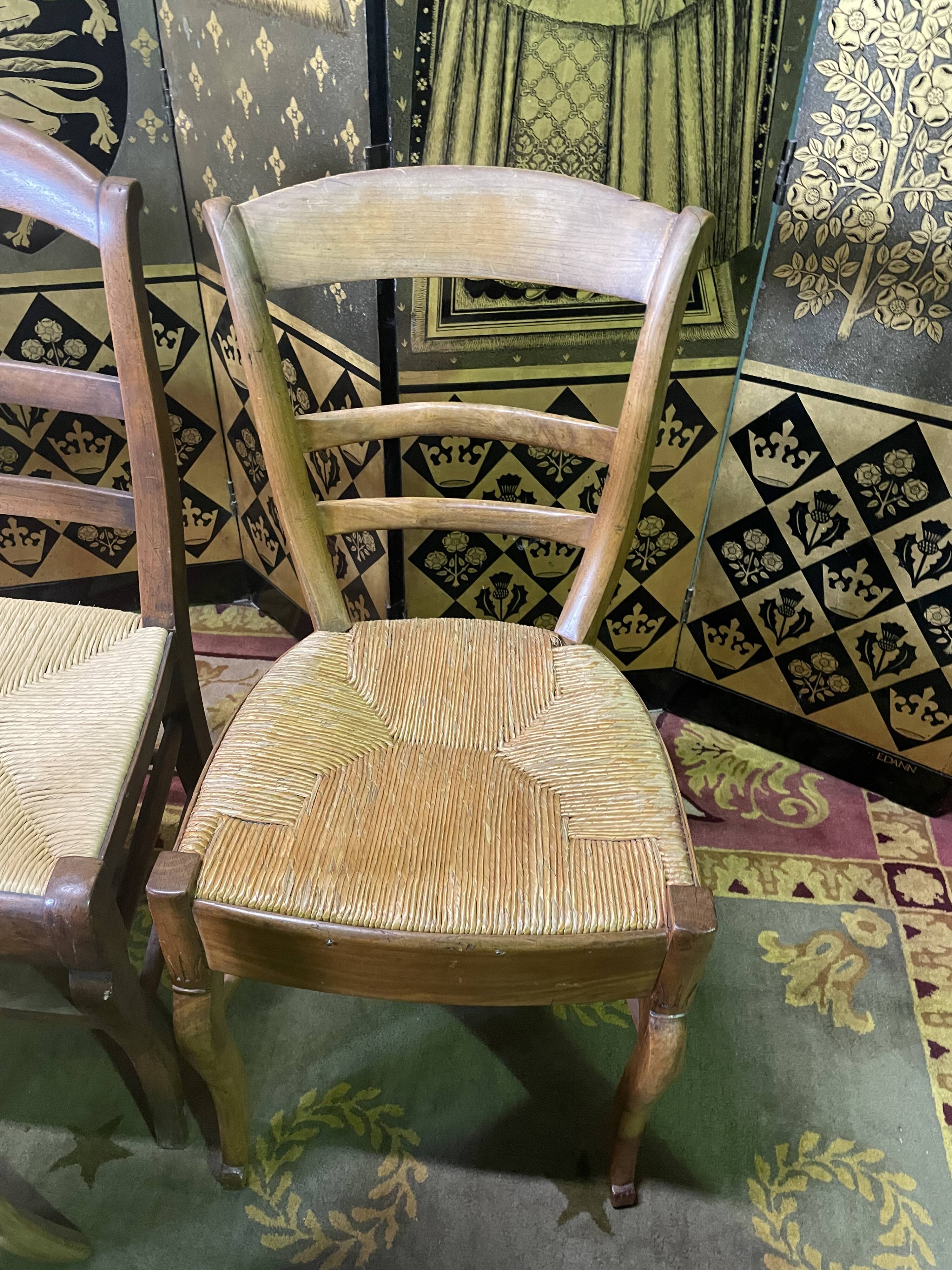 Suite of 12 rustic mulched chairs