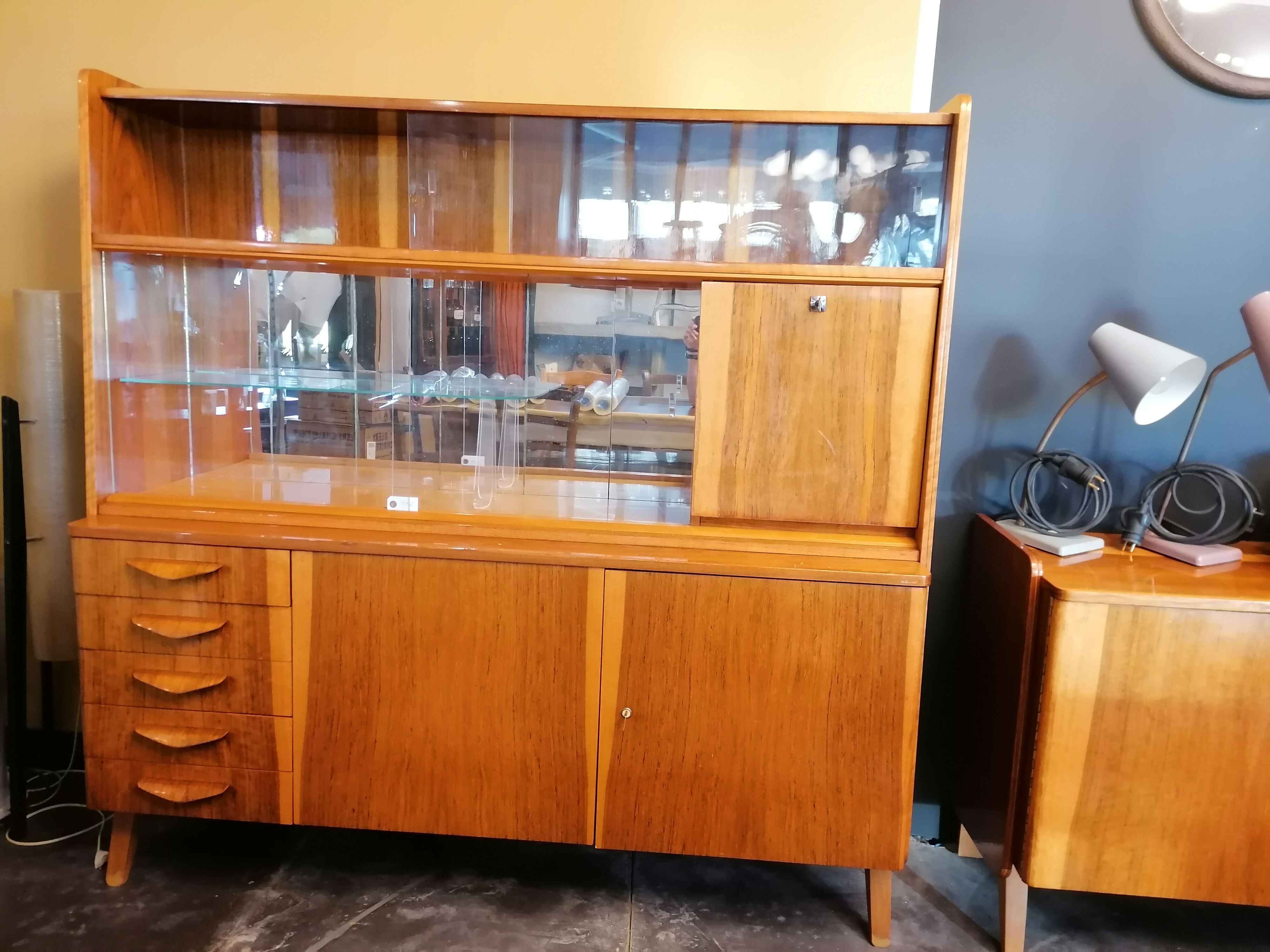 Buffet scandinave vintage en bois, bahut vitrine tchèque, meuble bar années 60