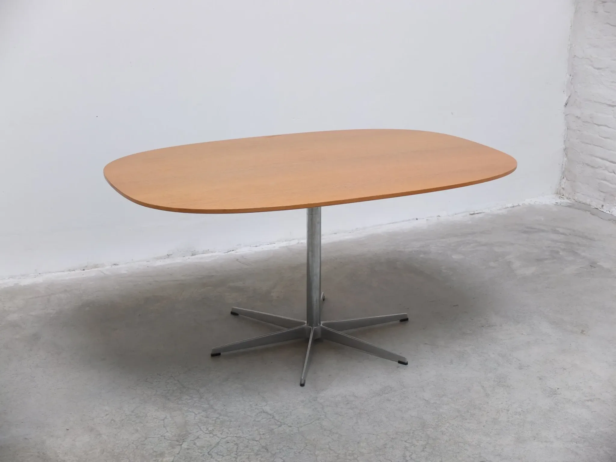 'Superellipse' pedestal table in oak by Arne Jacobsen for Fritz Hansen, 1981