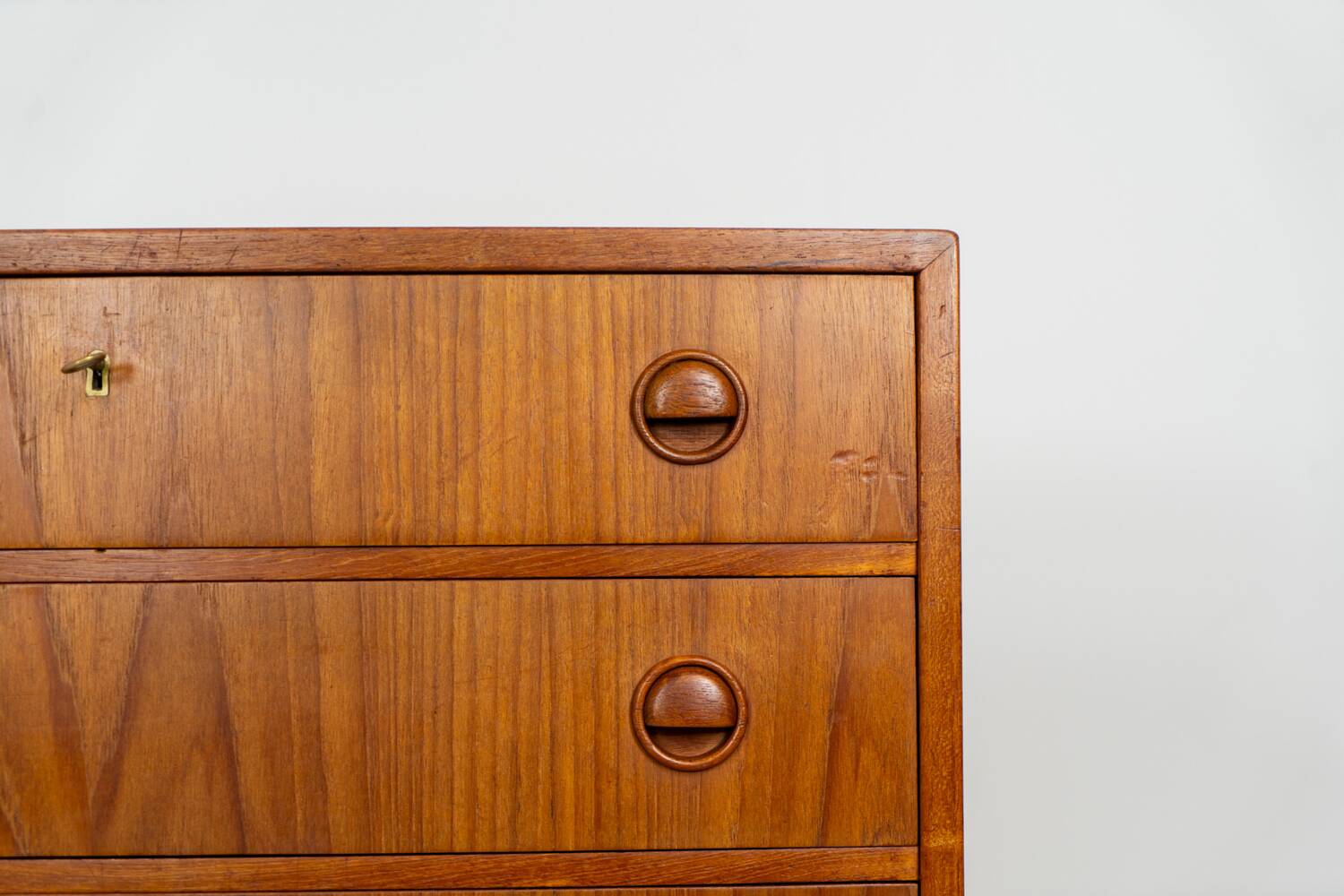 Commode à façade bombée Kai Kristiansen (Danemark, années 1960).