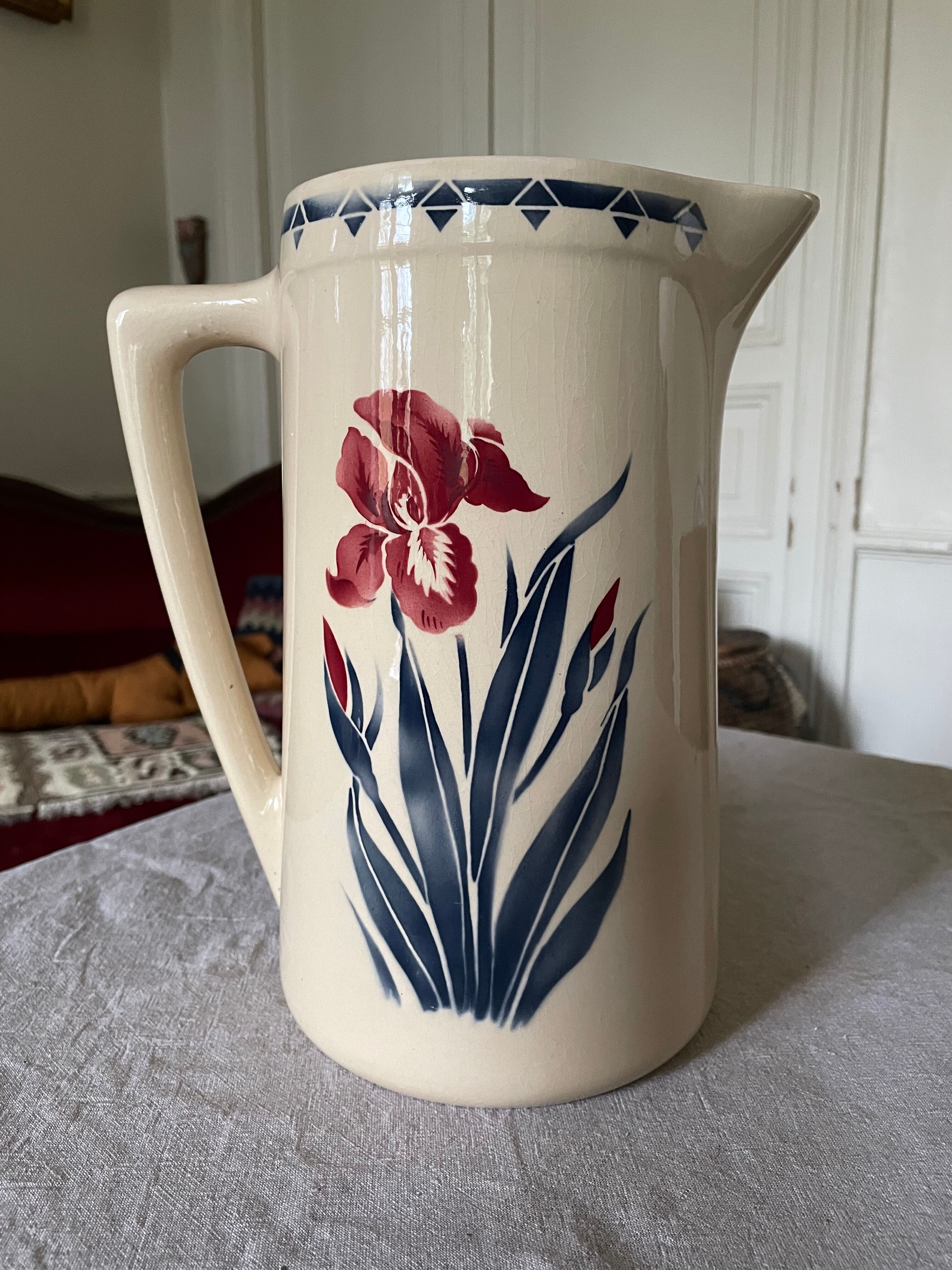 Pichet en faïence Luneville au décor d’iris
