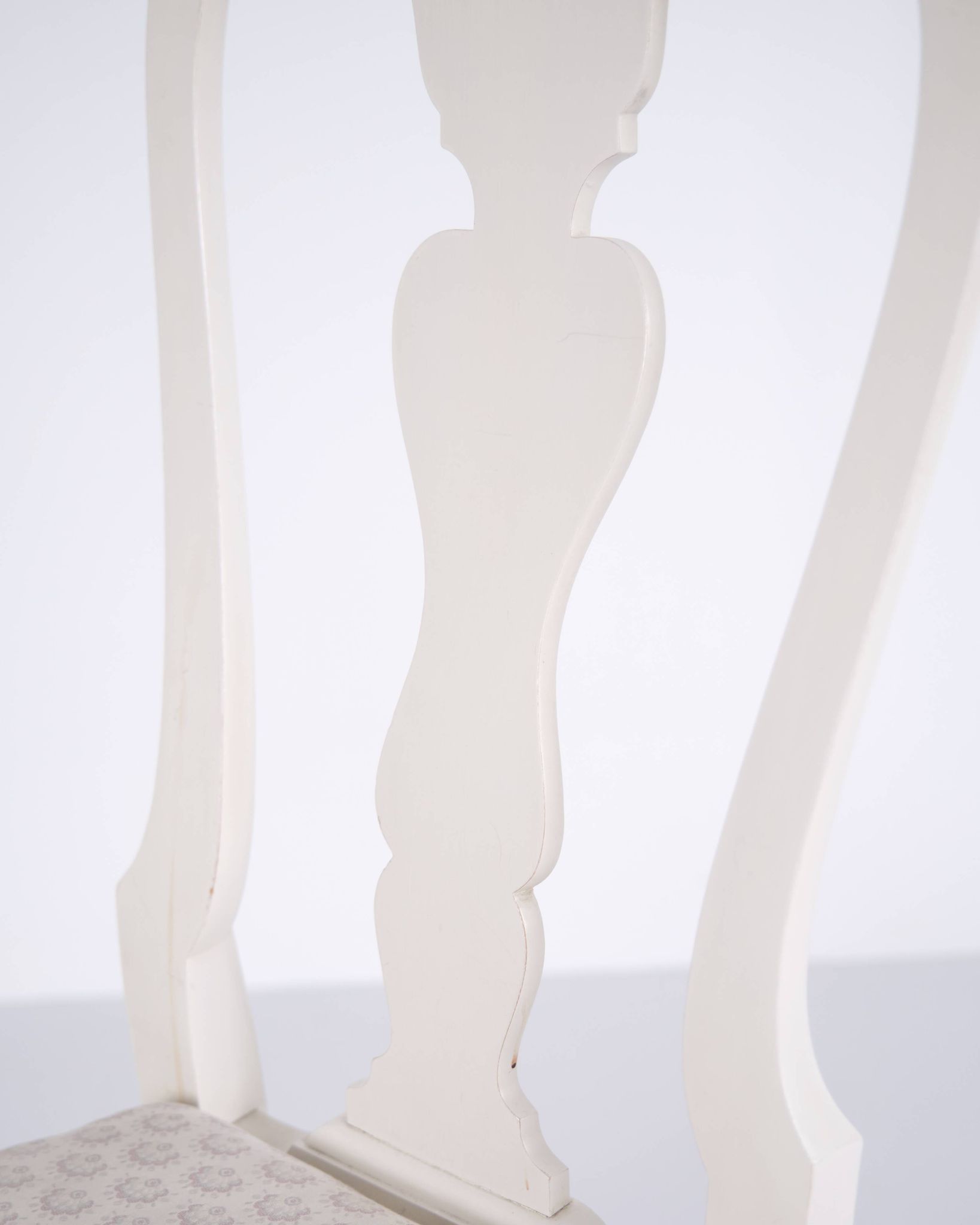 Set of six dining chairs - Neo Rococo style - white painted with decorative details - 1920s