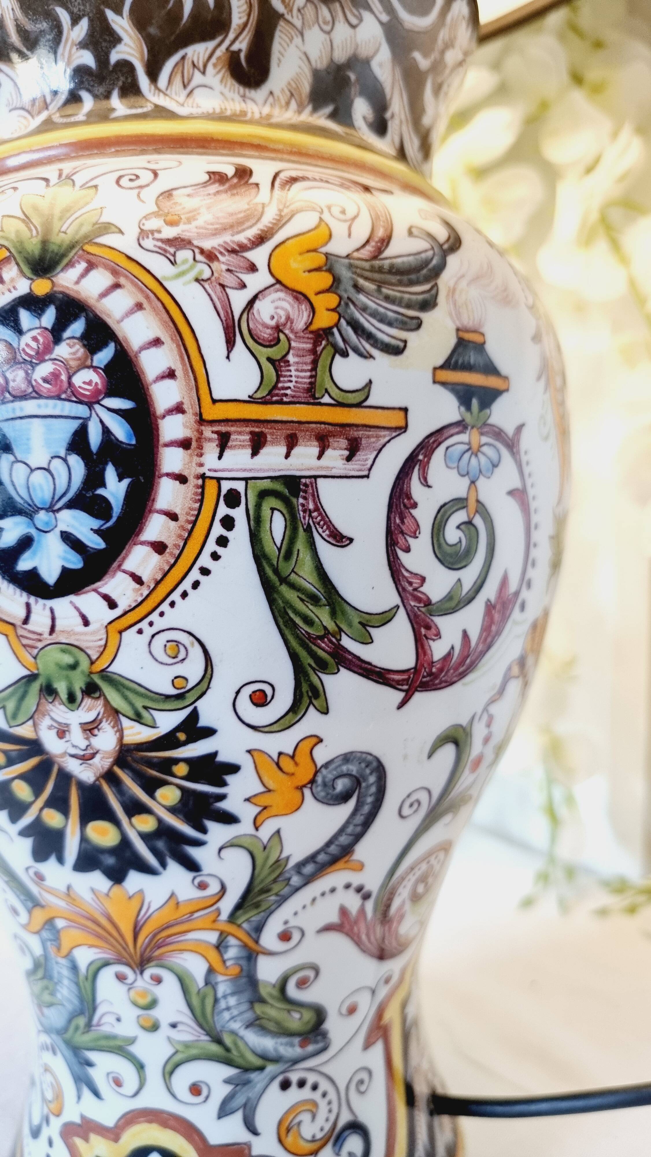 Table lamp in fine earthenware, 1950, in Renaissance style.