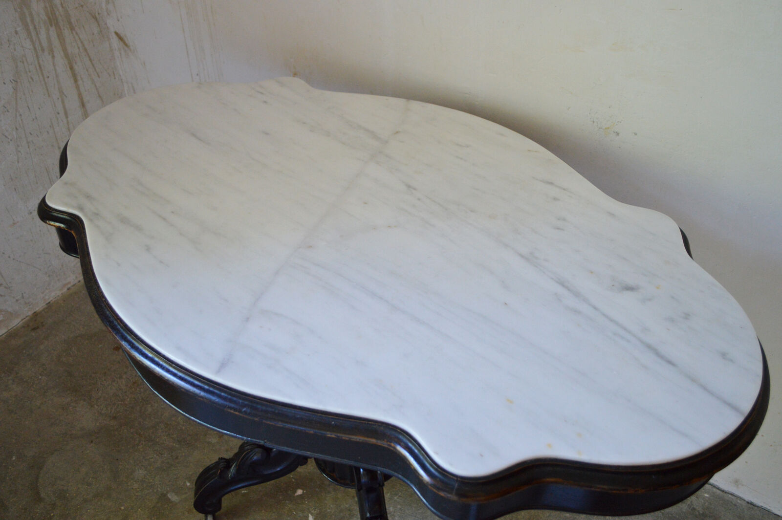 Table violon Napoléon III en bois noirci et marbre blanc, XIXe siècle