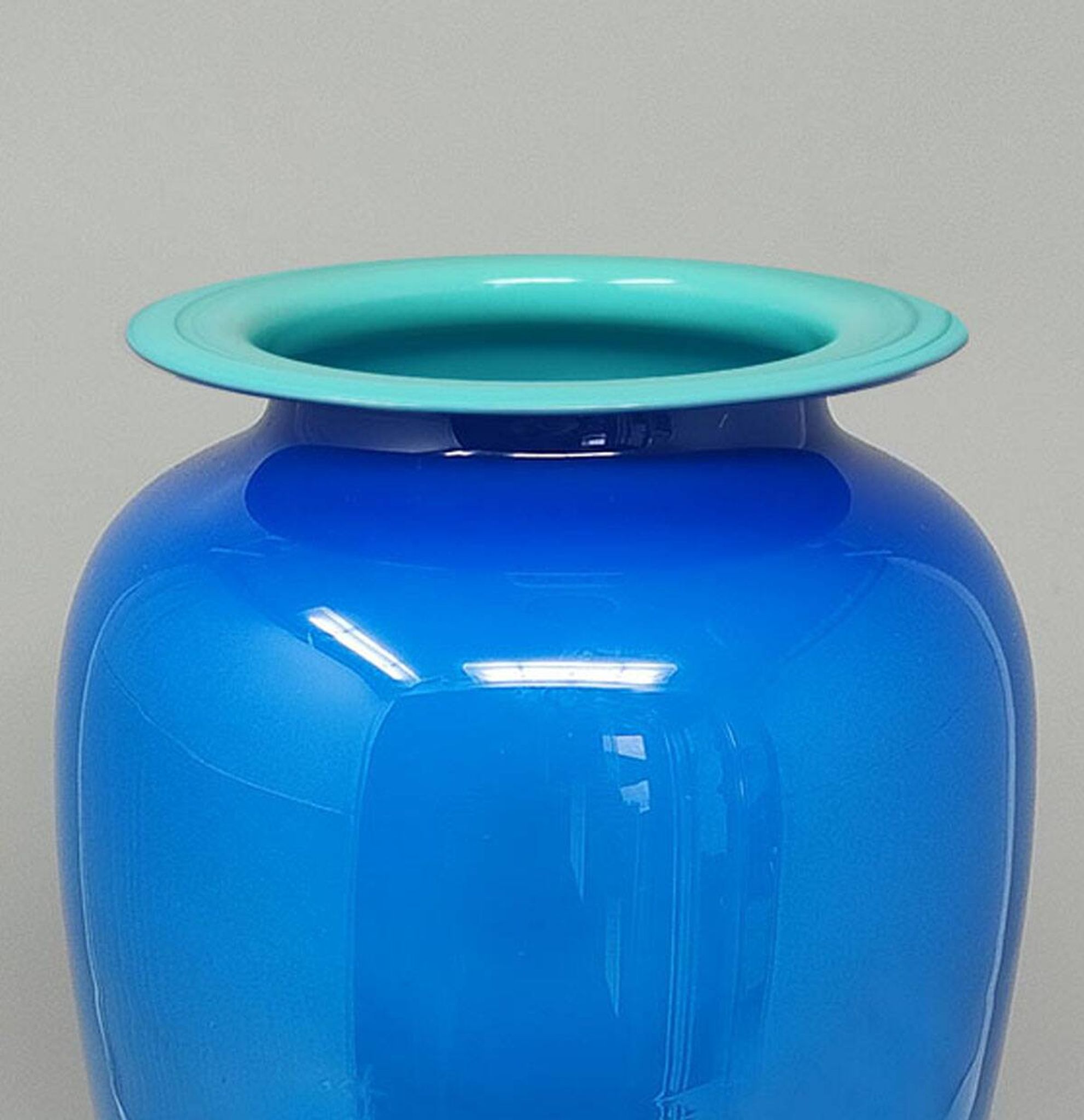 1960s luxury handcrafted blue vase in Murano glass by Ca Dei Vetrai. Made in Italy
