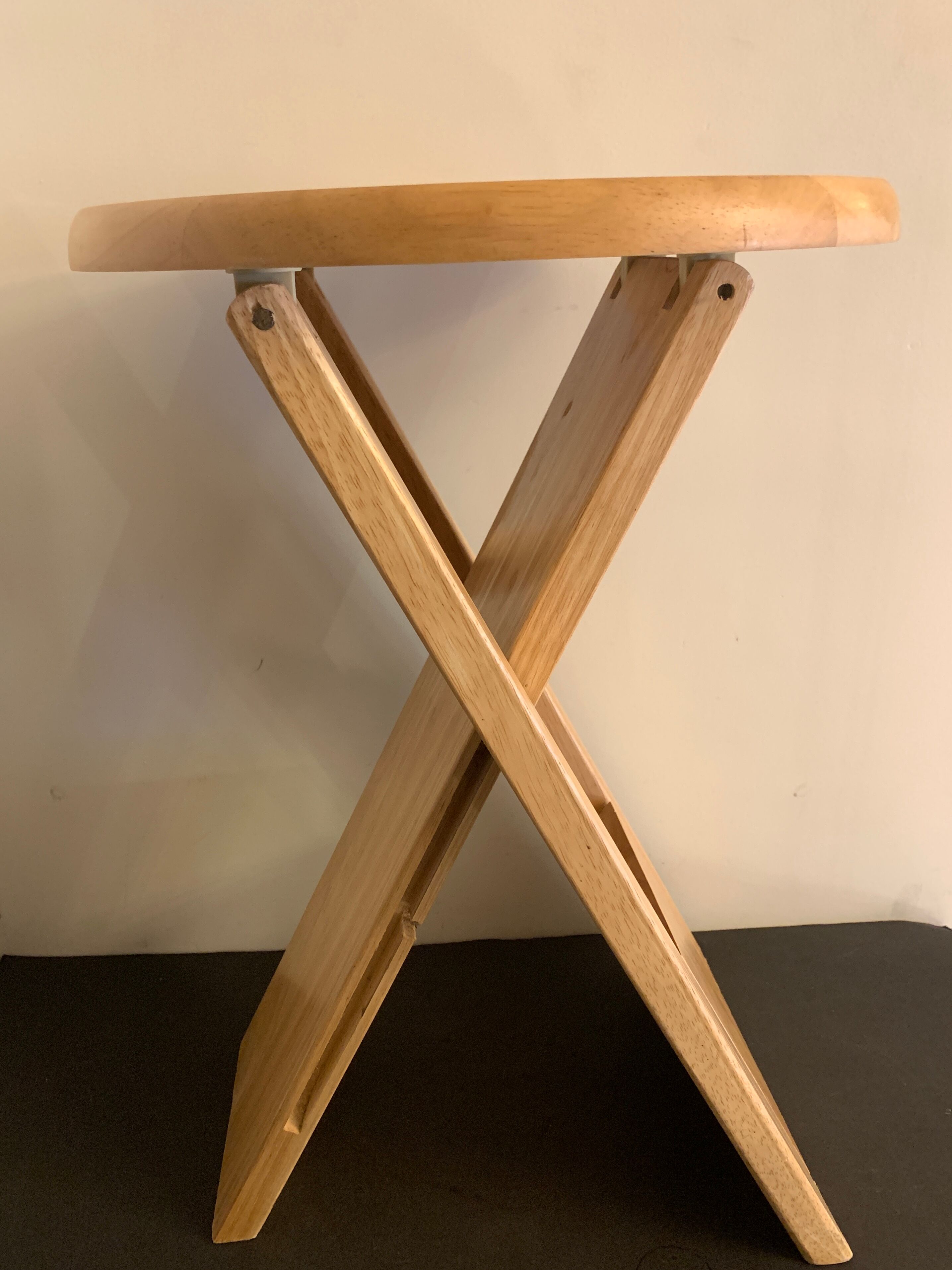 Folding wooden stool design Adrian Reed, Suzy, 1980