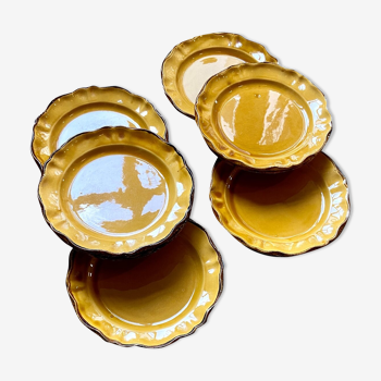 Ensemble de 9 assiettes plates en faïence ocre, "Les Faïences - Haute Provence"