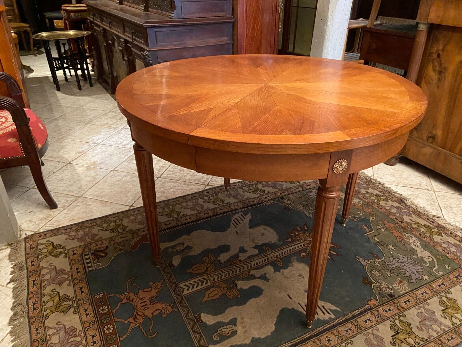 Table ronde style Louis XVI en chêne blond plateau à décor de rosace
