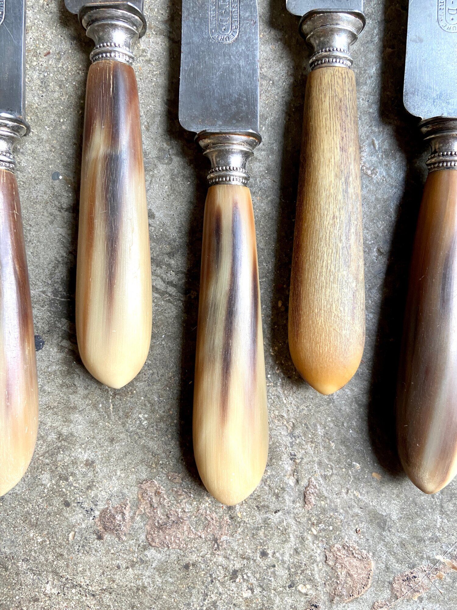 5 TD Paris horn and forged steel knives