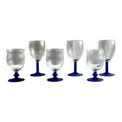 Réunion de 3 verres à pied bleu grands et 3 verres à pied bleu petits