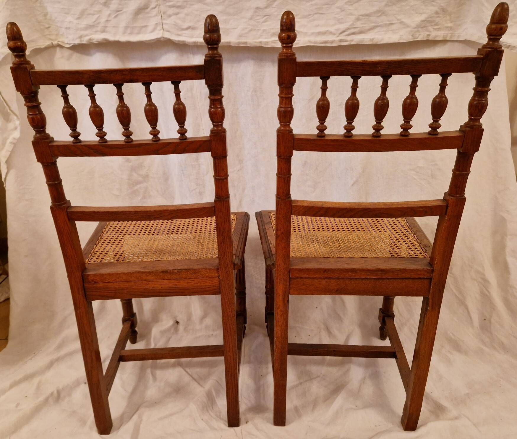 Extendable walnut table, 6 caned chairs in Henri II Neo-Renaissance style.