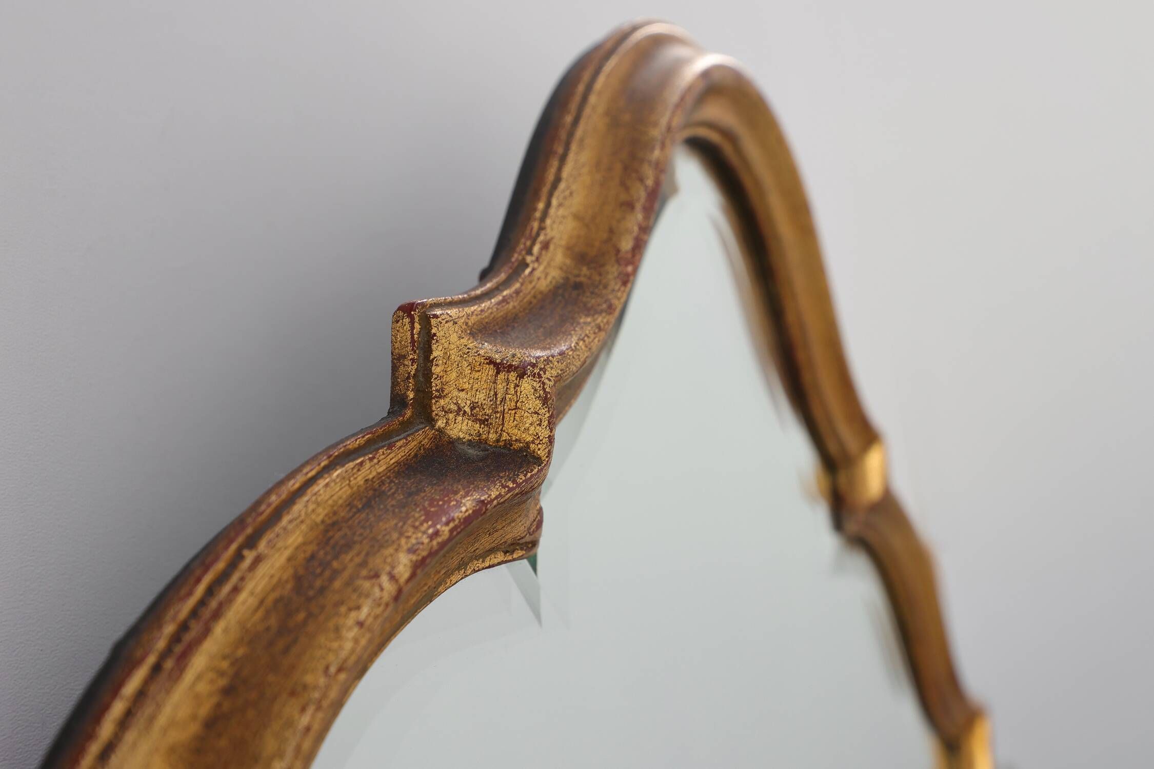 Miroir doré en arc avec sommet ogival mauresque, France, vers 1920