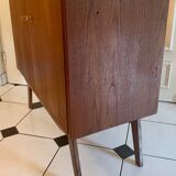 Sideboard compass feet