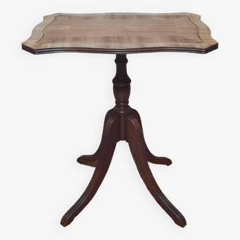 Table or pedestal table with foldable top
