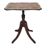 Table or pedestal table with foldable top