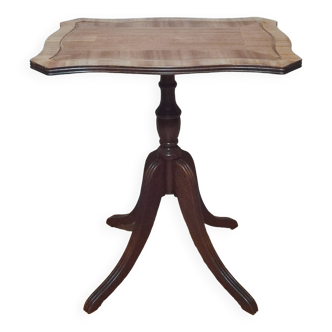 Table or pedestal table with foldable top