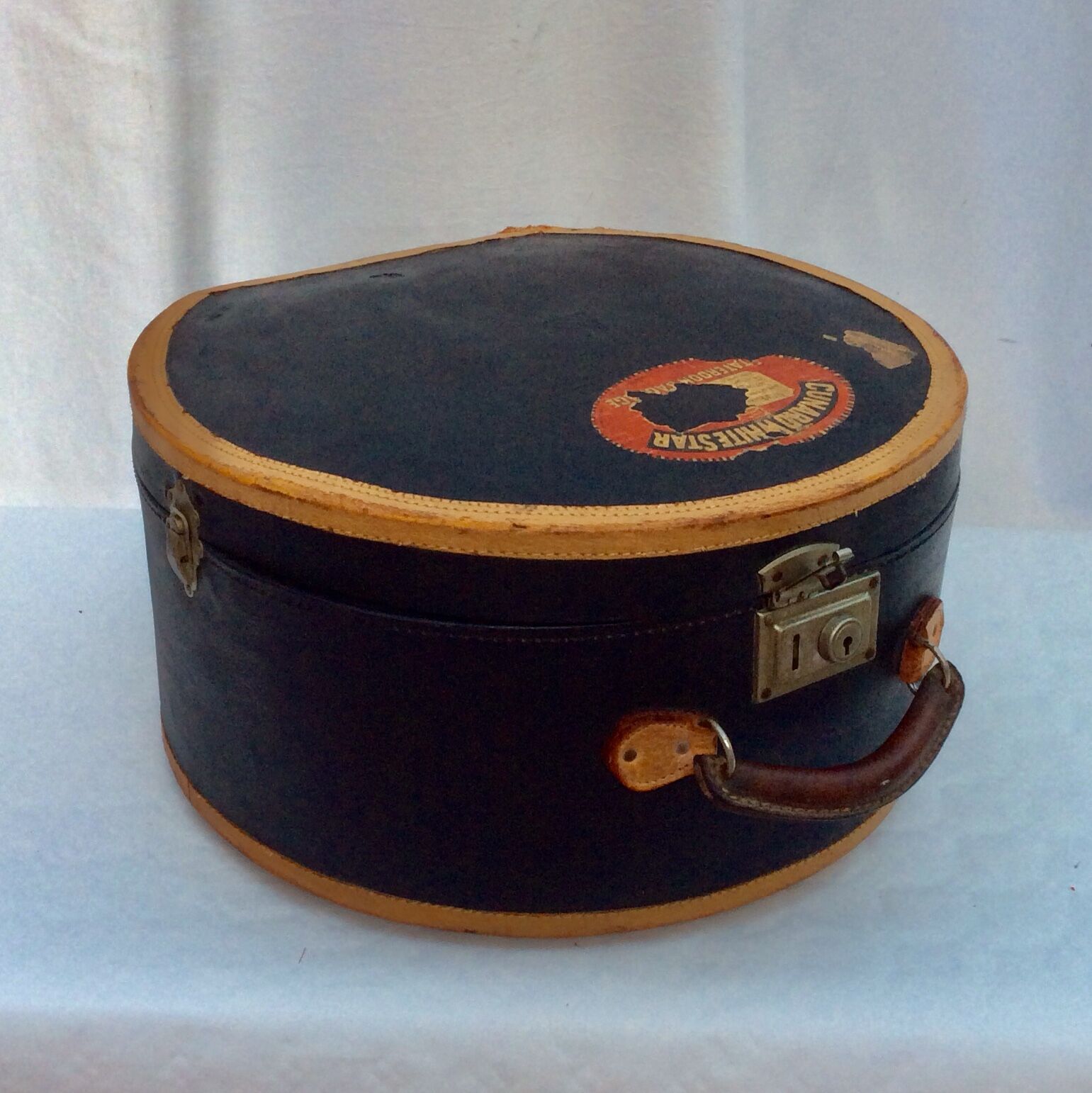 Boîte à chapeau en carton avec son poignée dimension : hauteur -22cm- diamètre -44cm-