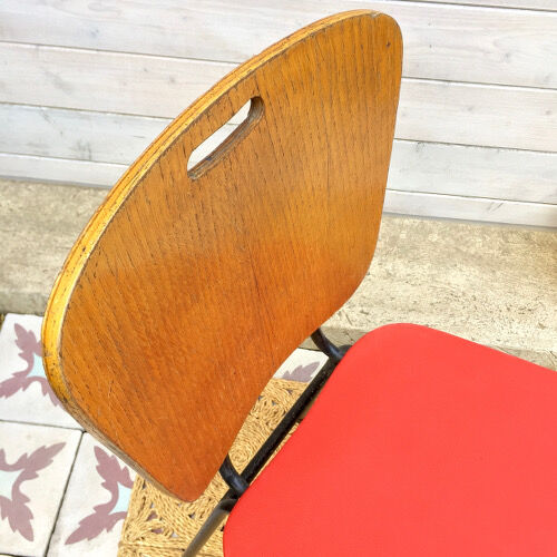 Chaise rouge et bois