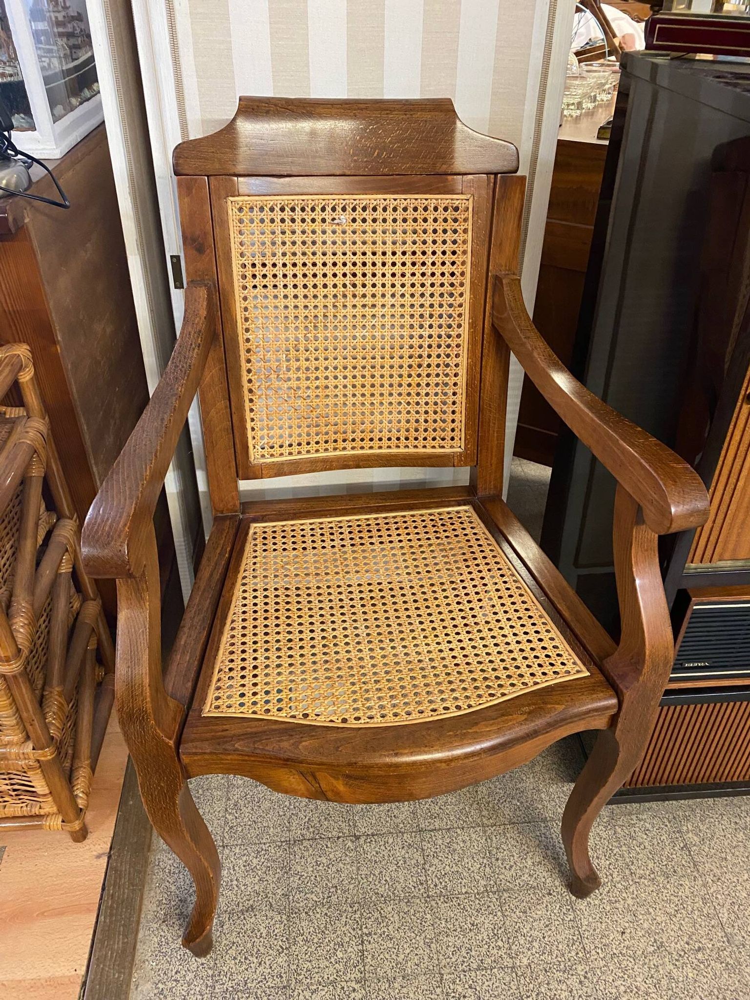 Fauteuil de barbier style Louis Philippe en hêtre assise et dossier en cannage