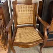 Fauteuil de barbier style Louis Philippe en hêtre assise et dossier en cannage