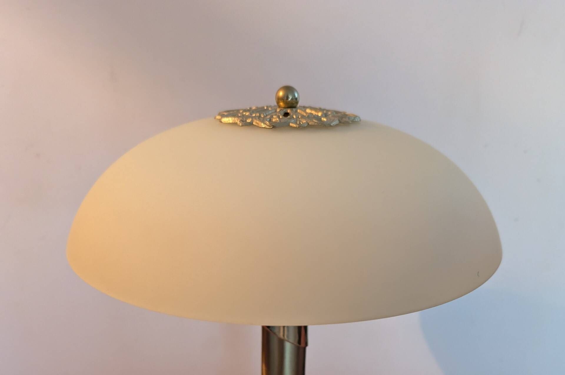Lampe à poser vintage revisitée – Métal doré & Abat-jour opaline
