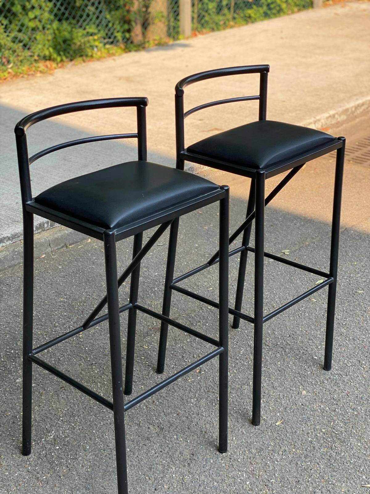 2 Italian Calligaris bar stools 1990 steel and black leather 80cm