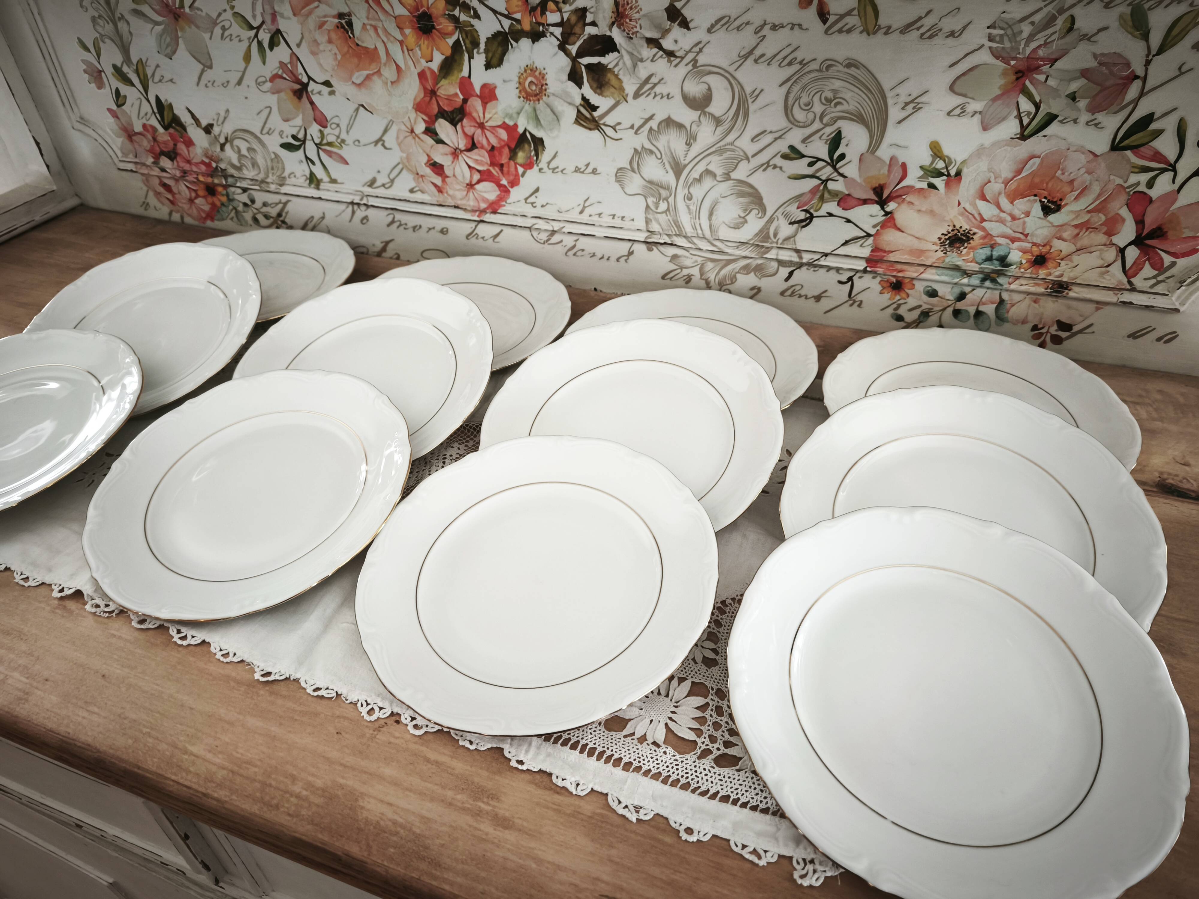 12 assiettes à dessert en porcelaine Manufacture double filet or