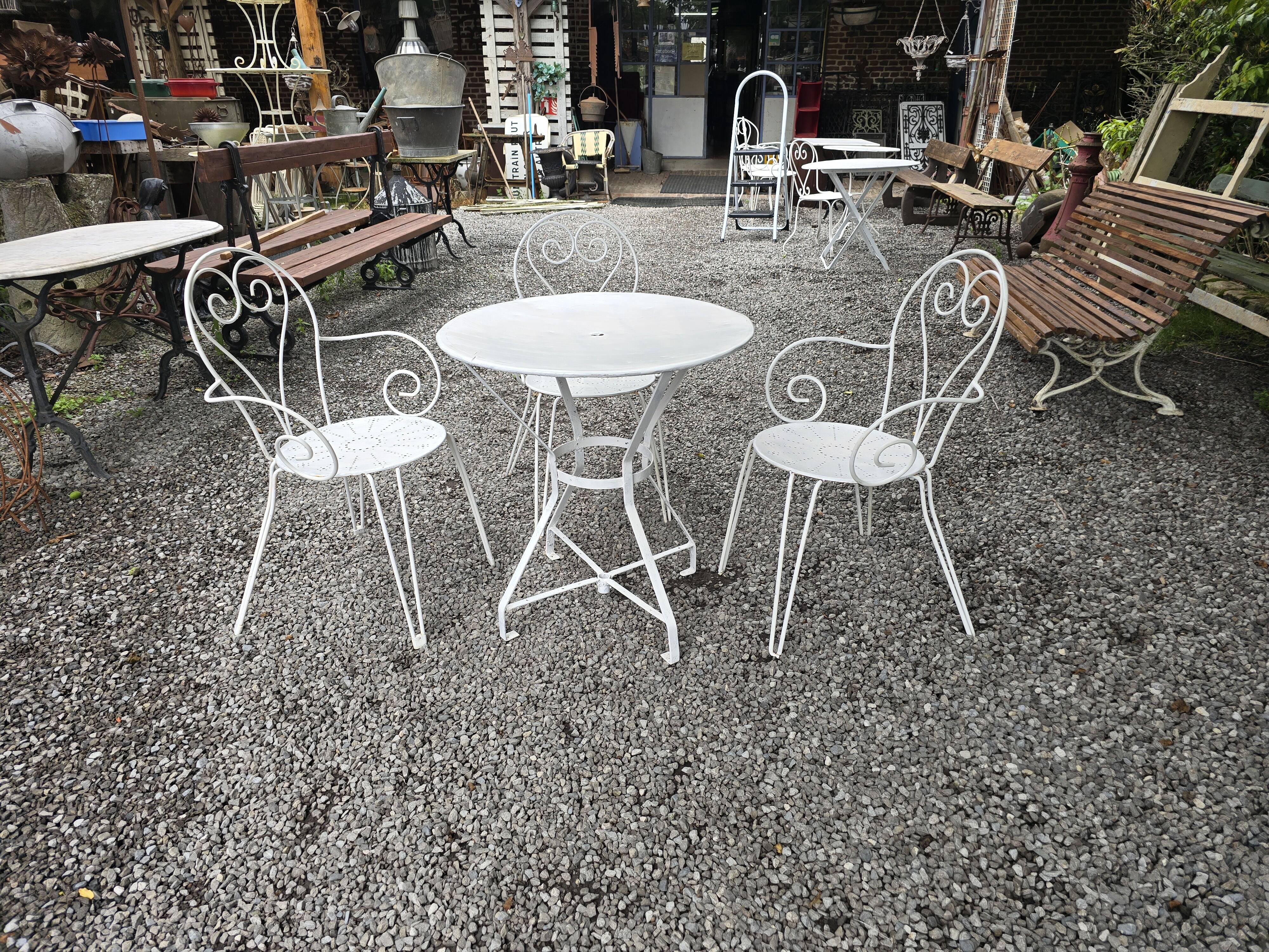 Salon de jardin en fer forgé , 1 table + 3 fauteuils
