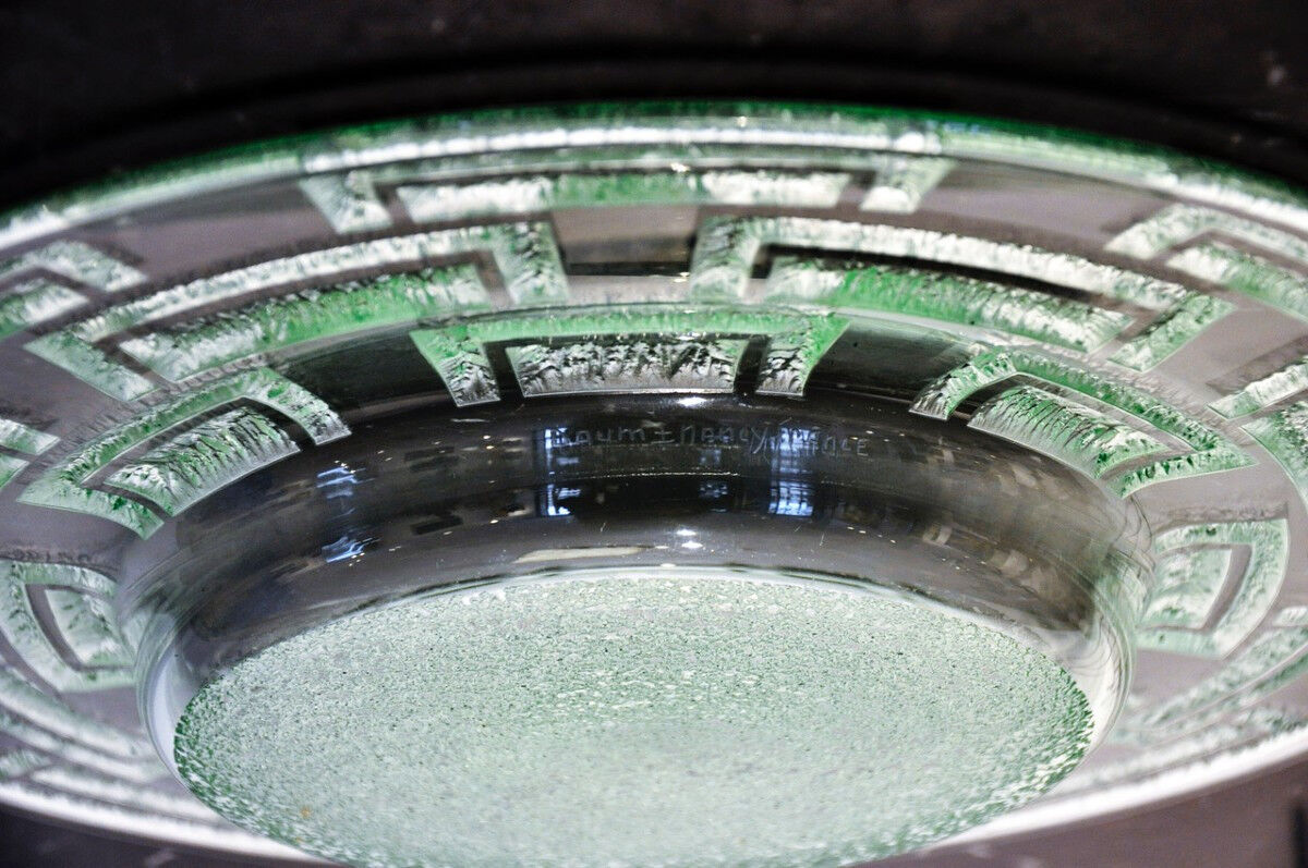 Circular dish signed Daum Nancy in molded glass with frosted geometric decoration, 20th century