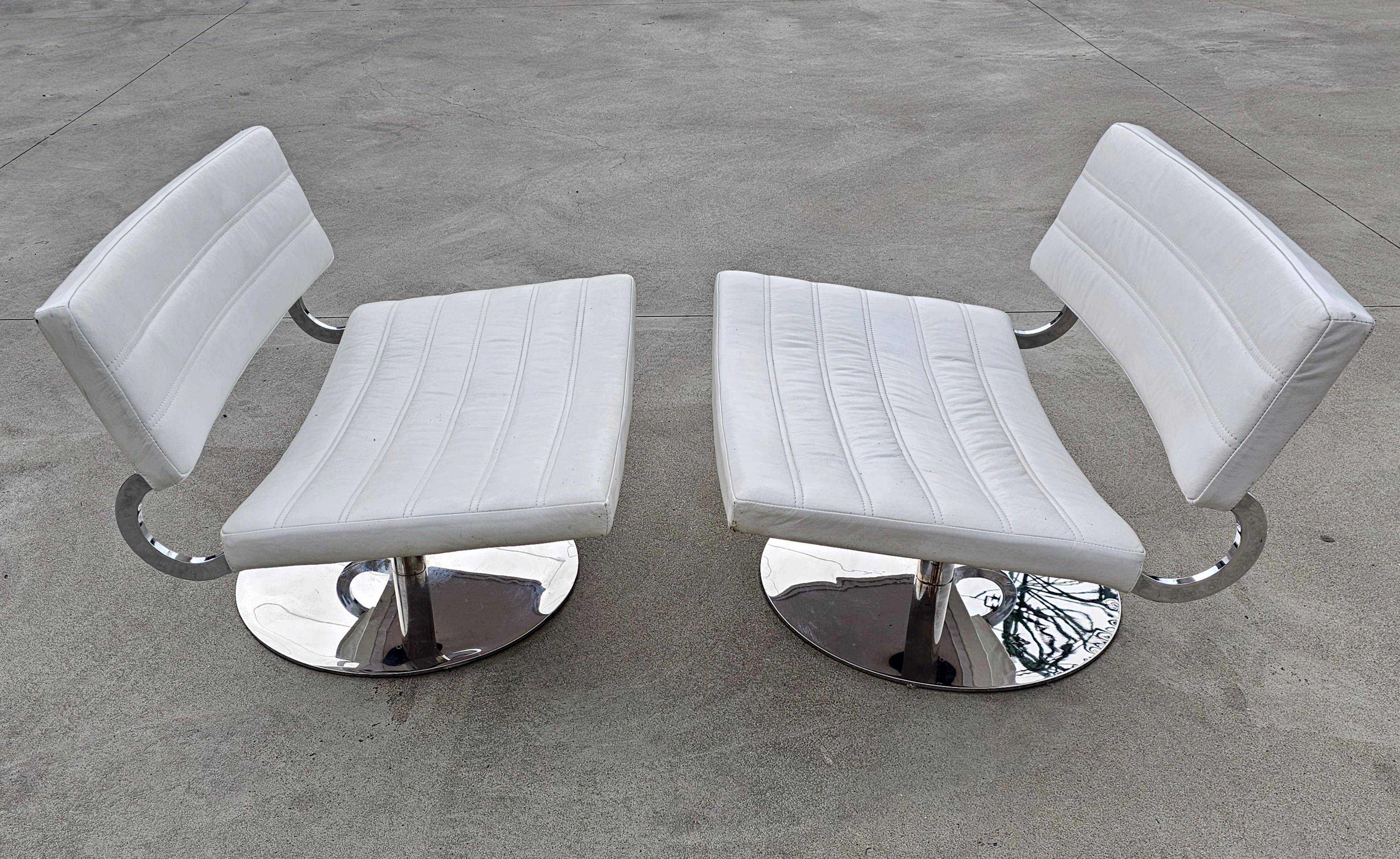 Pair of postmodern swivel armchairs in leather and chrome, Italy 1970s.