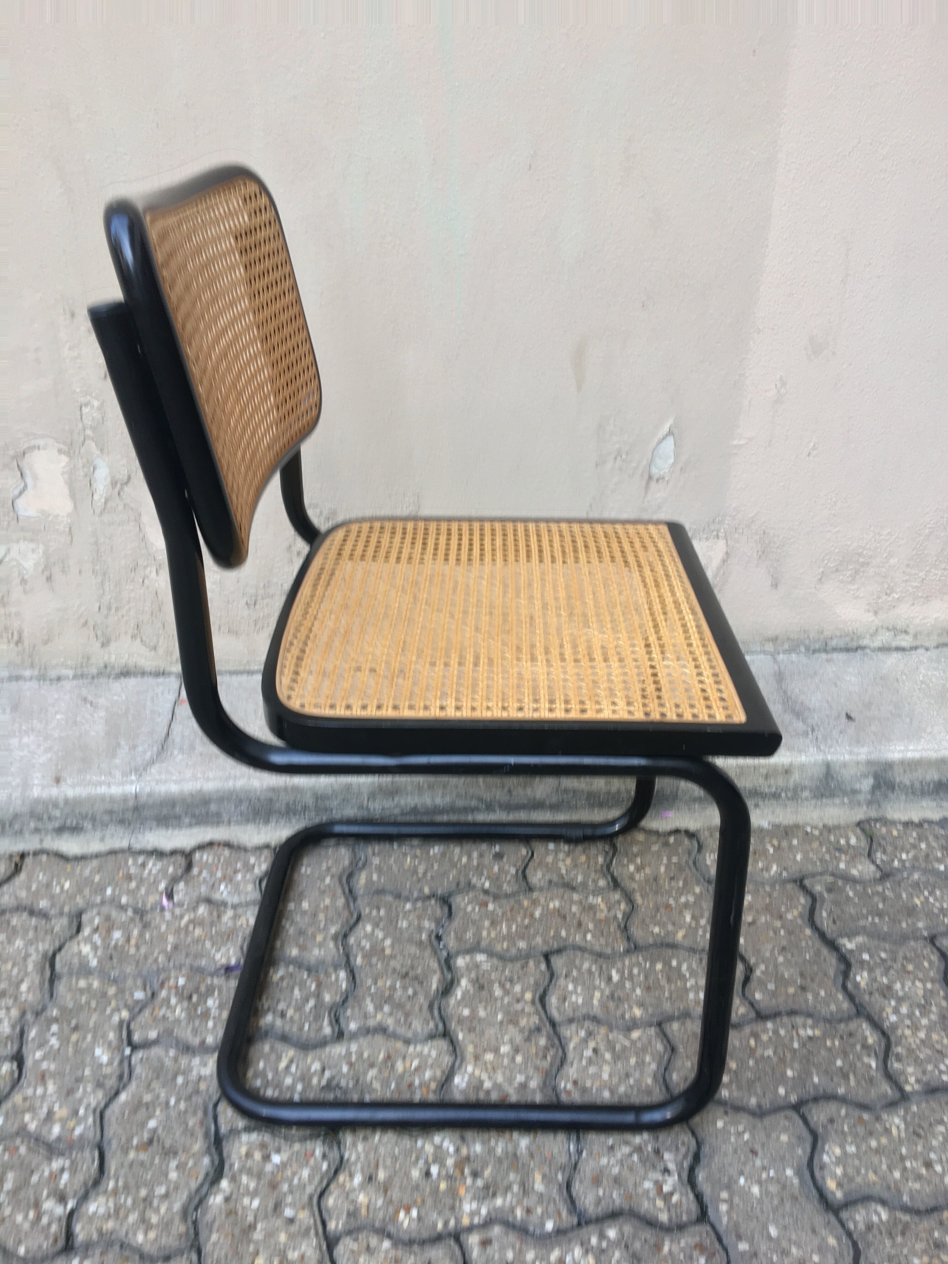 Chaise B32 noire de Marcel Breuer
