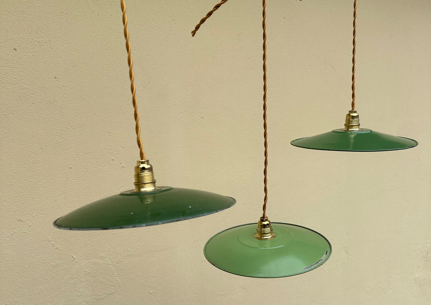 Lot of 3 vintage enamelled sheet metal lampshade pendants, industrial retro farmhouse