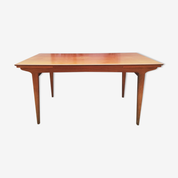 Scandinavian extendable table