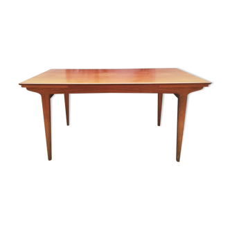 Scandinavian extendable table