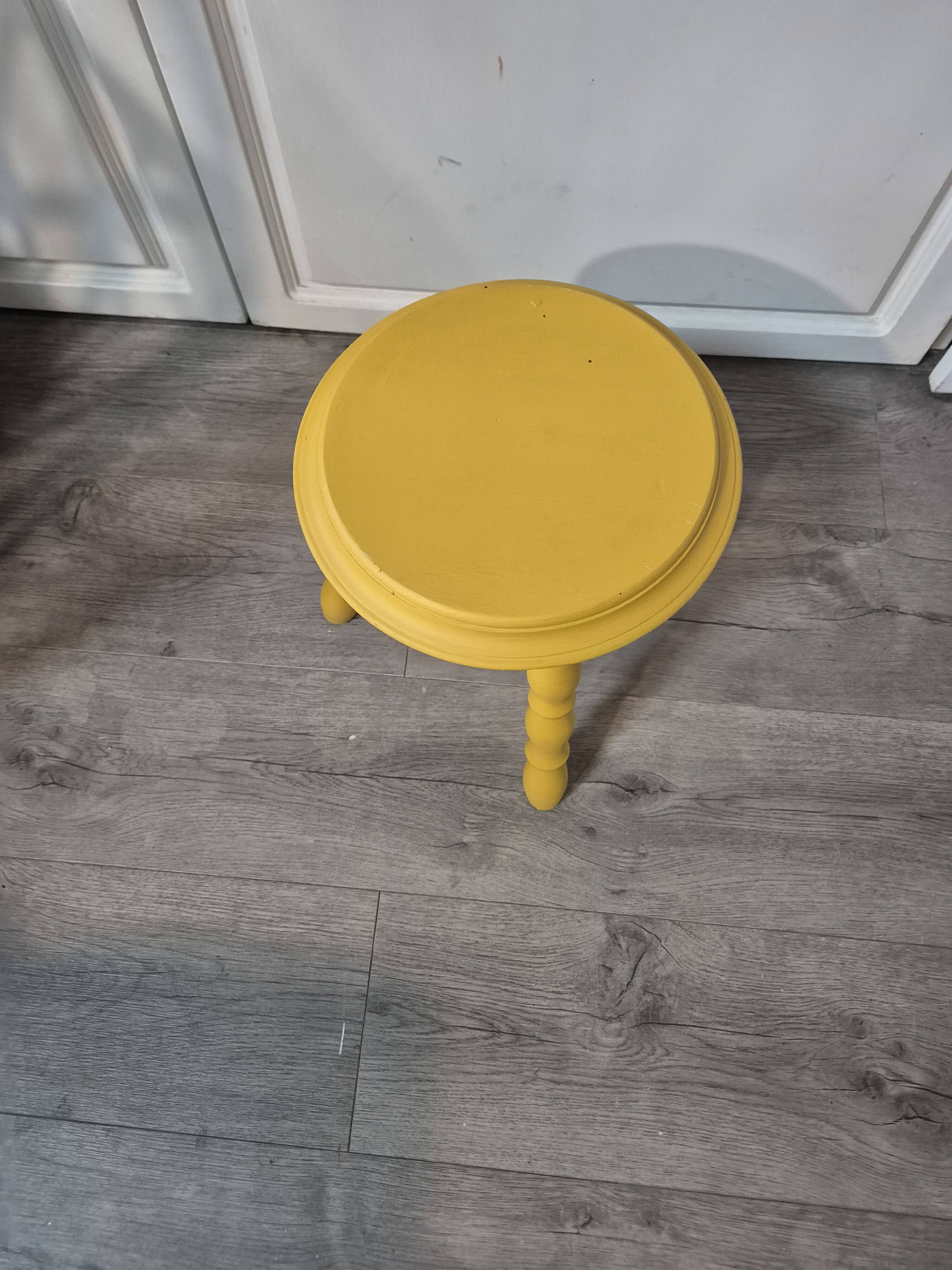 Tabouret tripode vintage en bois tourné jaune