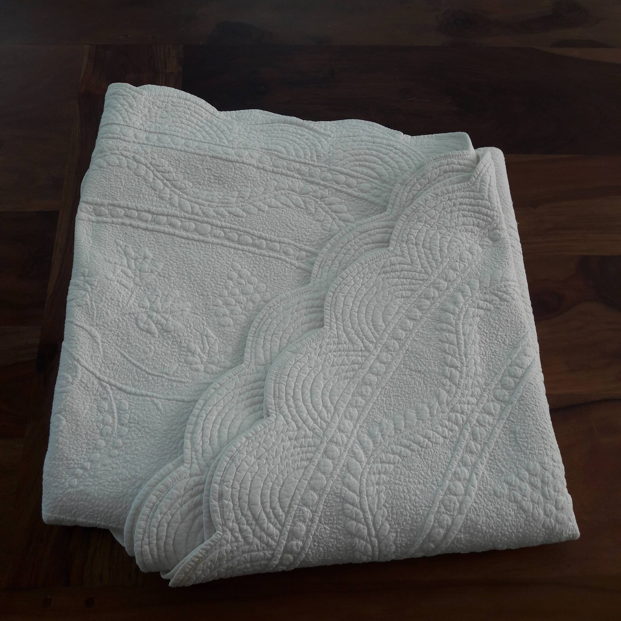 Plaid / jeté de lit boutis coton blanc rond marque kaszer
