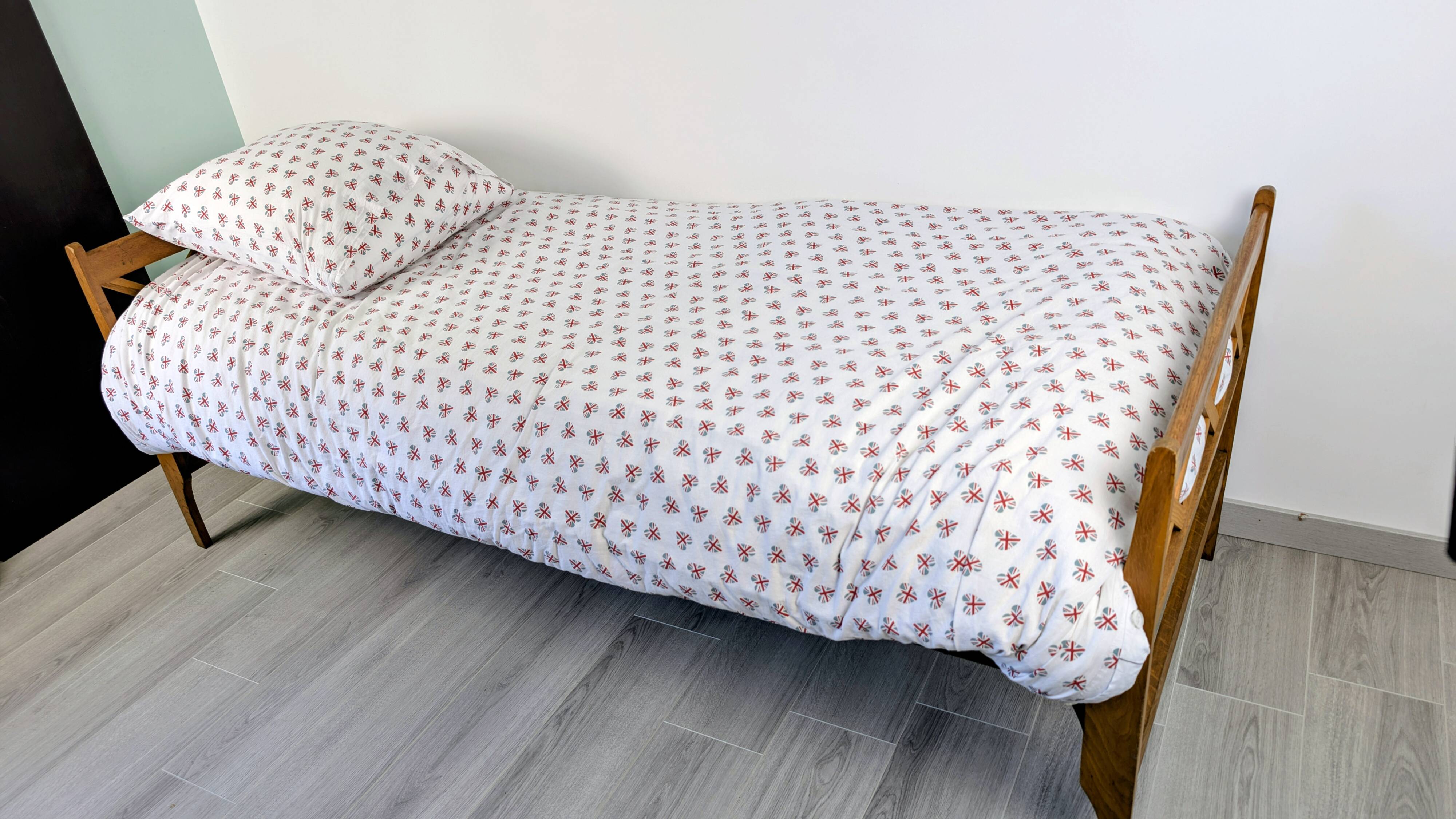 Vintage folding bed – wood and metal – 206 cm – rustic charm and practicality