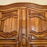 Armoire ancienne en chêne massif et merisier (style Louis XV)