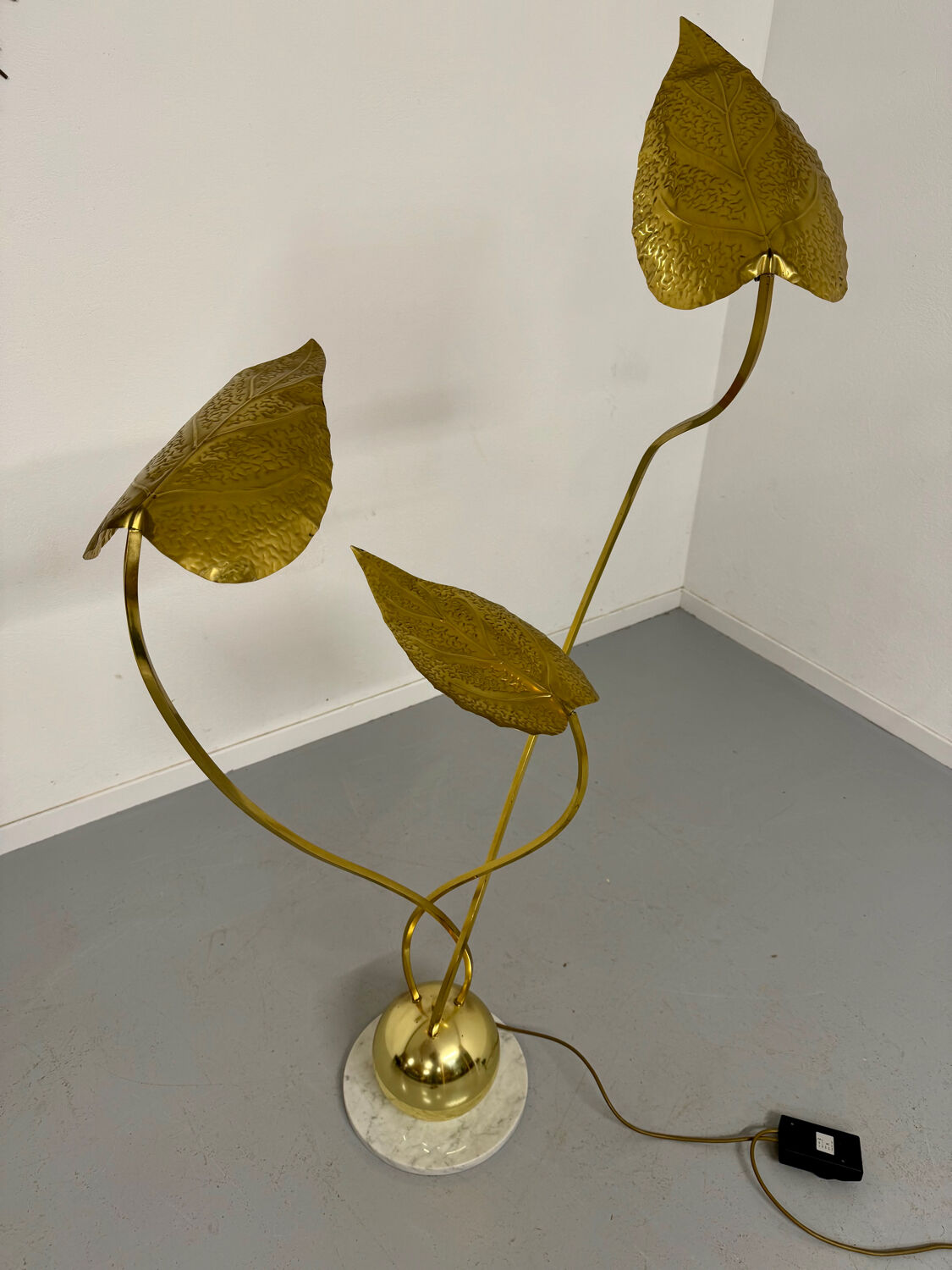 Rhubarb leaf floor lamp brass design Tomaso Barbi Italy an70