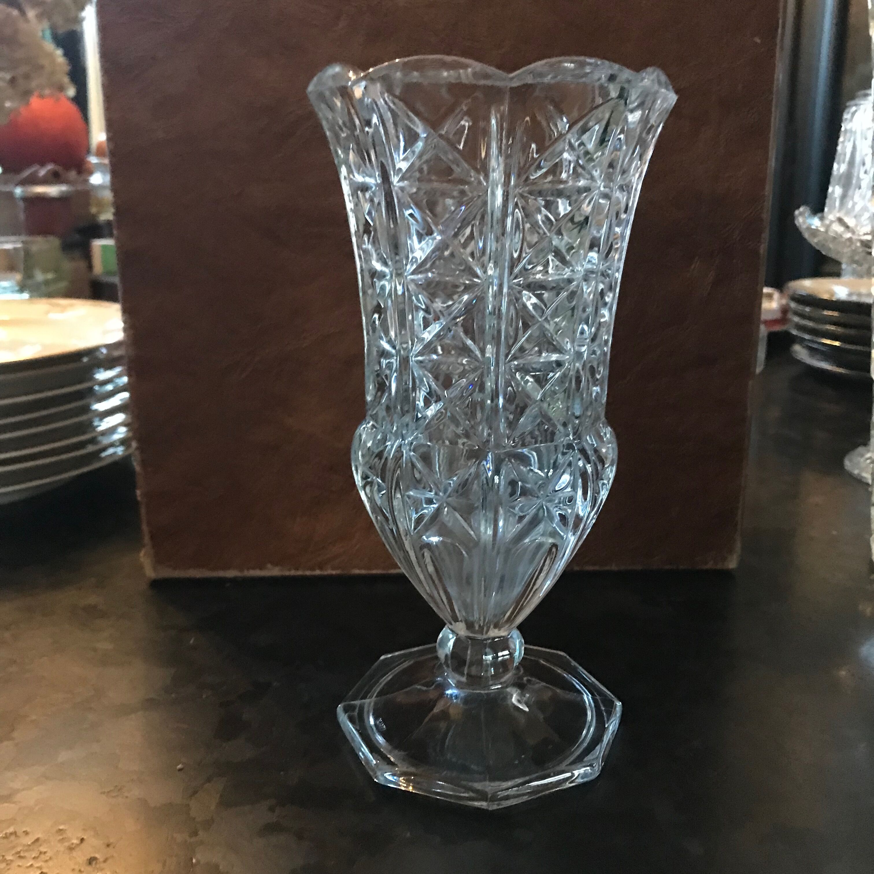 Pop-up Christmas 2022 Carved glass vase dating from the mid-twentieth century
