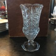 Pop-up Christmas 2022 Carved glass vase dating from the mid-twentieth century