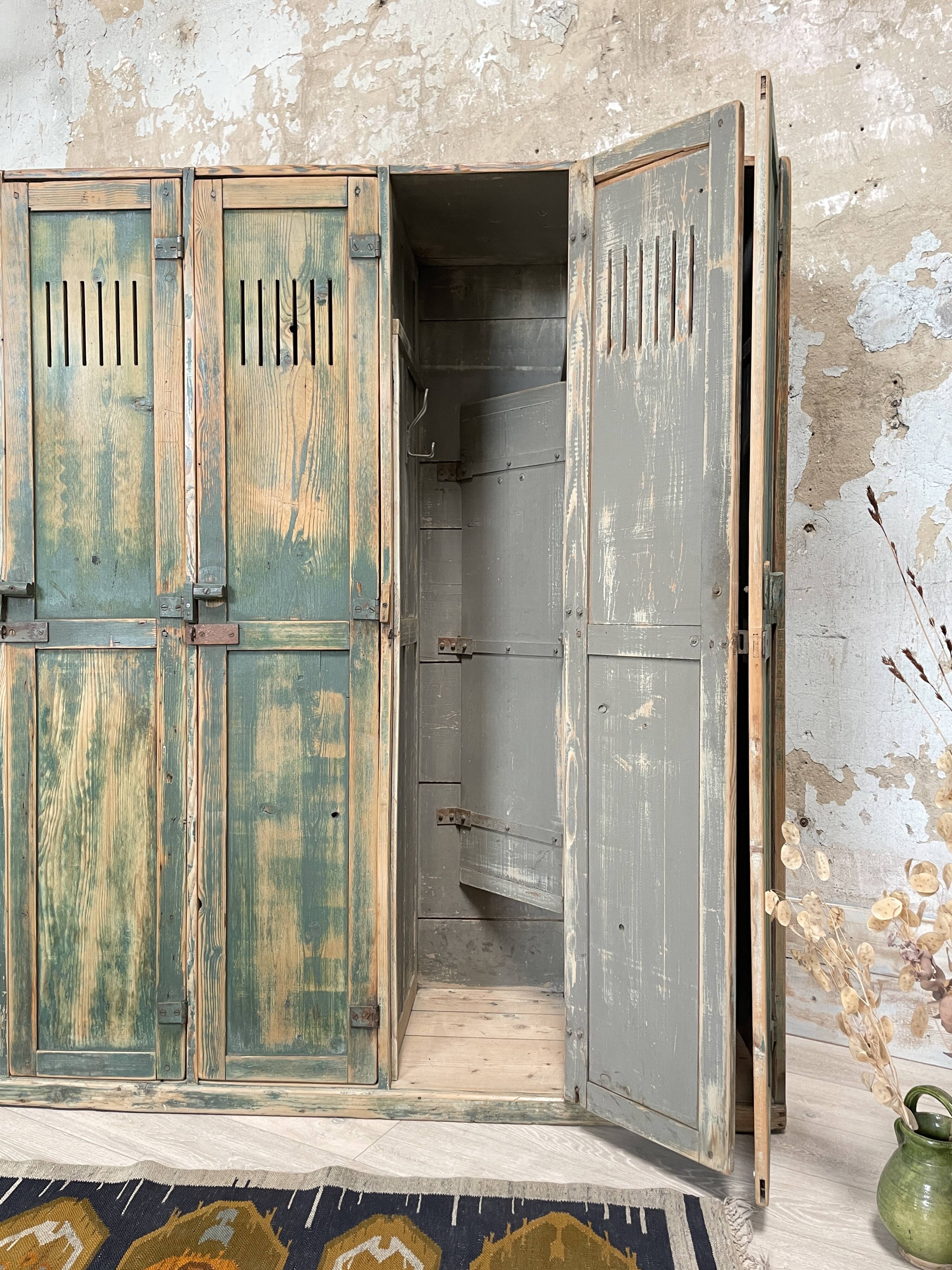 5-door cloakroom in patinated wood