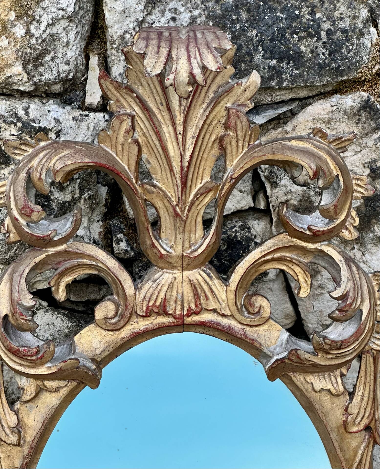 Miroir en bois doré sculpté .